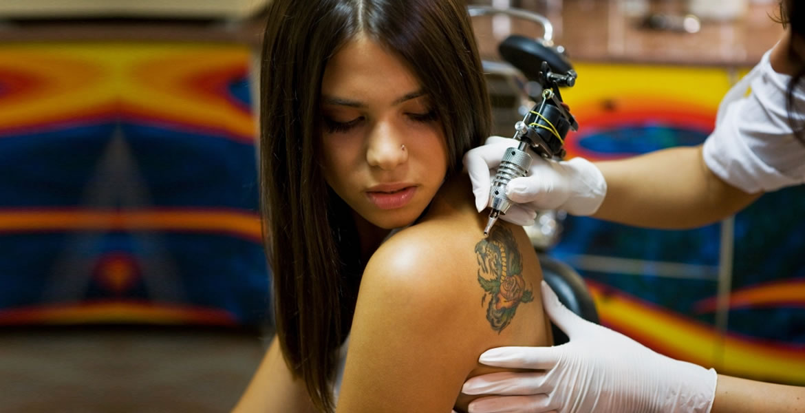 Adolescentes y tatuajes: ¿más fácil tatuar que borrar?